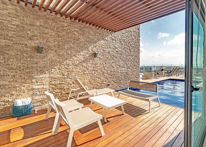 Mamita's Designer Penthouse Private Deck Apartment *
